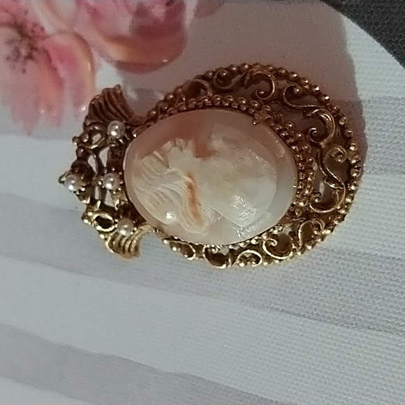 VTG Florenza Shell Cameo Brooch - Picture 2 of 7